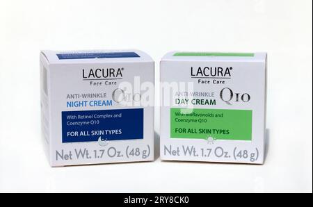 Lacura Anti-Wrinkle Night and Day Gesichtscremes mit Bioflavonoiden und Coenzyme Q10. Stockfoto