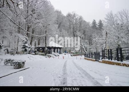 Kiosk und Winterszene im Trivale Forest Park in Pitesti, Rumänien Stockfoto
