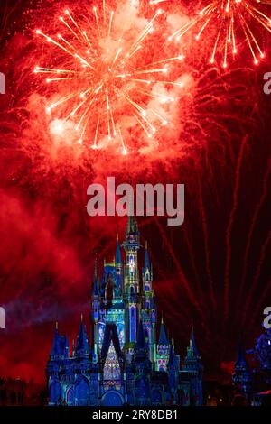 Orlando, USA - 25. Juli 2023: Disney World Magic Kingdom Park, Feuerwerk über dem Cinderella-Schloss in der Nacht. Stockfoto