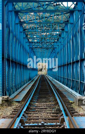 Perspektivische Sicht auf die Bahngleise auf einer Eisenbrücke über den Miño in Orense, Spanien Stockfoto