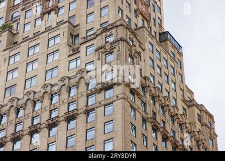 Ritz-Carlton Residences, in 50 Central Park South in Midtown Manhattan, sind Wohnungsumbauten der ehemaligen St. Moritz Hotel. Stockfoto