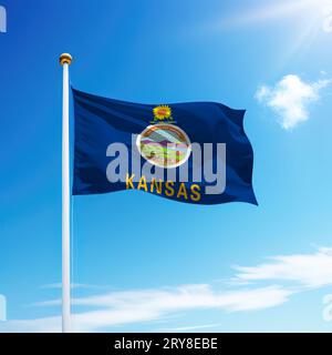 Die Flagge von Kansas ist ein Bundesstaat der Vereinigten Staaten auf einem Fahnenmast mit Himmelshintergrund. Stockfoto