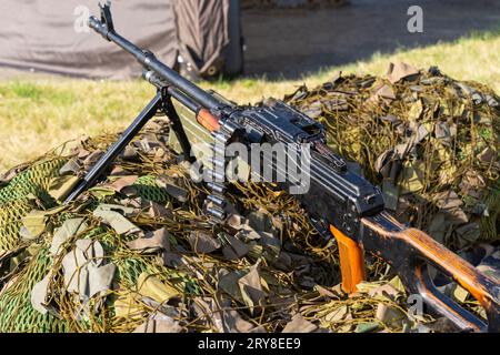 Sowjetisch gefertigte PK-Maschinenpistole und Tarnnetze. Kalaschnikows Maschinengewehr Stockfoto