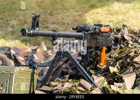 Sowjetisch gefertigte PK-Maschinenpistole und Tarnnetze. Kalaschnikows Maschinengewehr Stockfoto