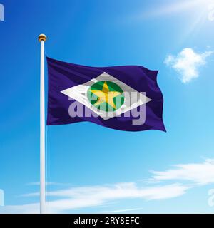 Die Flagge von Mato Grosso ist ein Bundesstaat Brasilien auf einem Fahnenmast mit Himmelshintergrund. Stockfoto