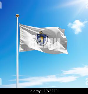 Die Waving Flag of Massachusetts ist ein Bundesstaat der Vereinigten Staaten auf einem Fahnenmast mit Himmelshintergrund. Stockfoto