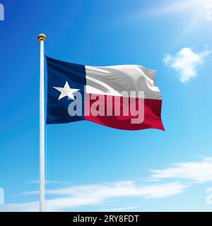 Die Waving Flag of Texas ist ein US-Bundesstaat auf einem Fahnenmast mit Himmelshintergrund. Stockfoto
