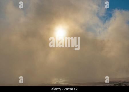Dampfnebel in der Luft direkt nach der Eruption von Strokkur, einem Geysir vom Typ Springbrunnen im Südwesten Islands Stockfoto