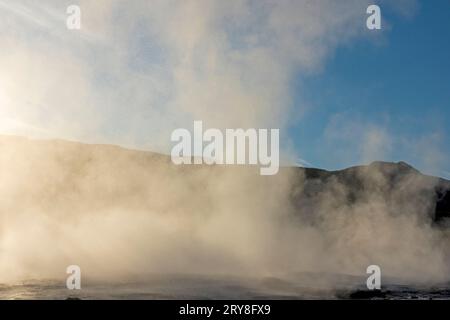 Dampfnebel in der Luft direkt nach der Eruption von Strokkur, einem Geysir vom Typ Springbrunnen im Südwesten Islands Stockfoto