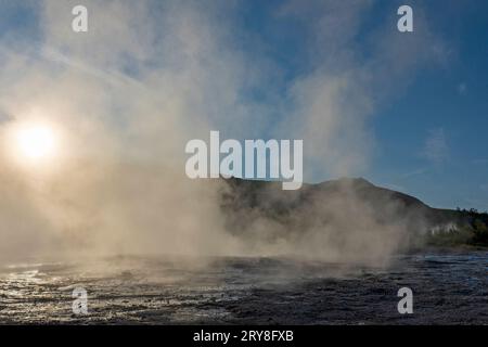 Dampfnebel in der Luft nach der Eruption von Strokkur, einem Springbrunnen-ähnlichen Geysir, der sich in einem geothermischen Gebiet neben dem Fluss Hvítá in Island befindet. Stockfoto