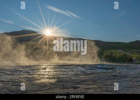 Dampfnebel in der Luft nach der Eruption von Strokkur, einem Springbrunnen-ähnlichen Geysir, der sich in einem geothermischen Gebiet neben dem Fluss Hvítá in Island befindet. Stockfoto