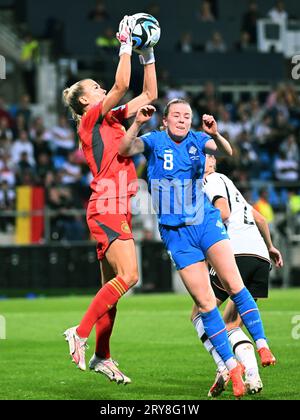 BOCHUM - (l-r) Deutschland Torhüter Merle Frohms, Berglind Agustsdottir aus Island, Sarai Linder aus Deutschland während des UEFA Nations League Frauenspiels zwischen Deutschland und Island im Vonovia-Ruhr-Stadion am 26. September 2023 in Bochum. ANP | Hollandse Hoogte | GERRIT VAN COLOGNE Stockfoto