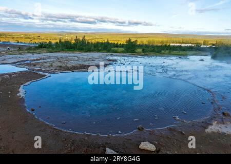 Der mächtige Geysir, geothermisches Gebiet im Haukadalur Valley, Golden Circle, Southern Region, Island Stockfoto