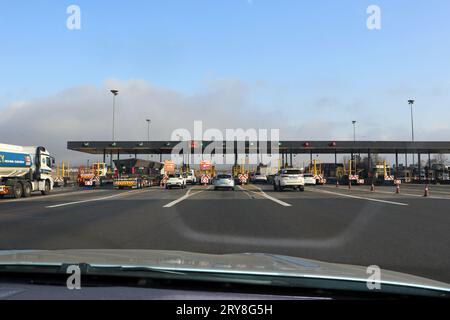 Tugela, KwaZulu Natal, Südafrika, 1. September 2023: Mautstelle auf der Autobahn N3 in Südafrika aus Fahrersicht Stockfoto