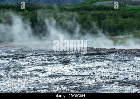 Dampfnebel wurde nach der Eruption von Strokkur beobachtet, einem Geysir vom Typ Brunnen, der sich in einem geothermischen Gebiet neben dem Fluss Hvítá im Südwesten Islands befindet Stockfoto