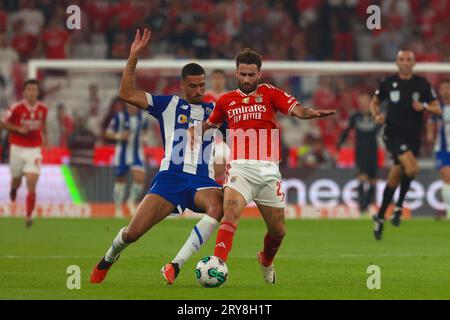 Estádio da Luz Rafa Silva, Vorreiter von SL Benfica battl für den Ball mit David Carmo Verteidiger des FC Porto während des Liga Portugal Betclic Spiels zwischen SL Benfica und FC Porto im Estadio da Luz am 29. September 2023 in Lissabon, Portugal. Liga Portugal Betclic - SL Benfica vs FC Porto (Valter Gouveia/SPP) Credit: SPP Sport Press Photo. Alamy Live News Stockfoto