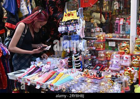 London Chinatown, Großbritannien. September 2023 29. Menschen kaufen chinesische Geschenke in einem Souvenirladen in London Chinatown, Großbritannien. Kredit: Siehe Li/Picture Capital/Alamy Live News Stockfoto