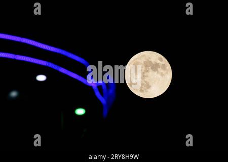 Srinagar, Indien. September 2023 29. Der letzte Supermond von 2023, der Vollmond im September, der als Erntemond bekannt ist, erhebt sich über dem Himmel in Srinagar. (Foto: Faisal Bashir/SOPA Images/SIPA USA) Credit: SIPA USA/Alamy Live News Stockfoto