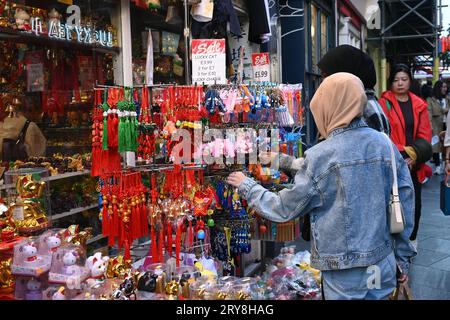 London Chinatown, Großbritannien. September 2023 29. Menschen kaufen chinesische Geschenke in einem Souvenirladen in London Chinatown, Großbritannien. Kredit: Siehe Li/Picture Capital/Alamy Live News Stockfoto