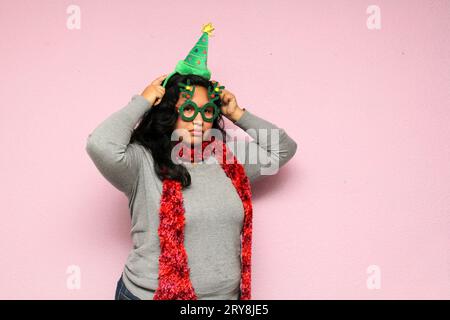 Junge Fett übergewichtig Körper positive Latina mit Weihnachtsmütze zeigt Apathie, Wut und Unmut die Ankunft im Dezember, weil sie nicht mag Stockfoto