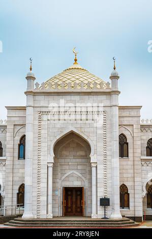 Bolgar, Republik Tatarstan, Russland, 2. Juni 2023. Weiße Moschee, erbaut 2012. Fragmente der Architektur der Weißen Moschee. Eingang Stockfoto