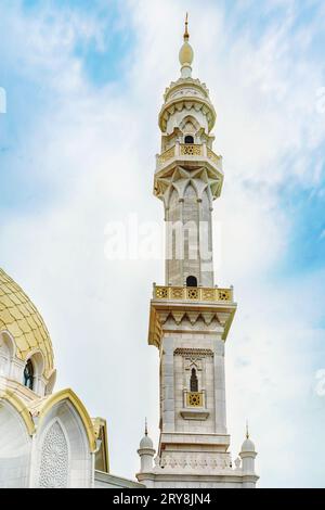 Bolgar, Republik Tatarstan, Russland, 2. Juni 2023. Weiße Moschee, erbaut 2012. Fragmente der Architektur der Weißen Moschee. Minarett. Stockfoto