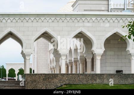 Bolgar, Republik Tatarstan, Russland, 2. Juni 2023. Die Weiße Moschee wurde 2012 erbaut. Bruchstücke der Architektur der Weißen Moschee. Stockfoto