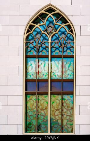 Bolgar, Republik Tatarstan, Russland, 2. Juni 2023. Weiße Moschee, erbaut 2012. Fragmente der Architektur der Weißen Moschee. Fenster, Buntglas. Stockfoto