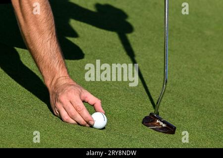 Roma, Italien. September 2023 29. Ein Spieler platziert den Ball während der Foursome-Spiele des Ryder Cup 2023 im Marco Simone Golf and Country Club in Rom, (Italien), 29. September 2023. Quelle: Insidefoto di andrea staccioli/Alamy Live News Stockfoto