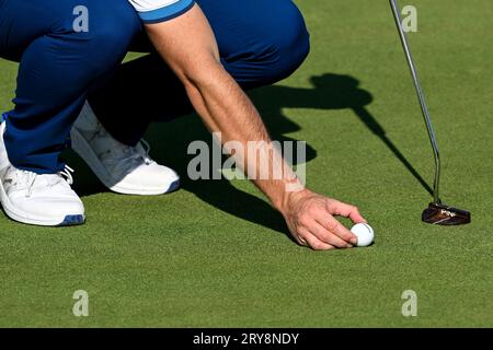 Roma, Italien. September 2023 29. Ein Spieler platziert den Ball während der Foursome-Spiele des Ryder Cup 2023 im Marco Simone Golf and Country Club in Rom, (Italien), 29. September 2023. Quelle: Insidefoto di andrea staccioli/Alamy Live News Stockfoto