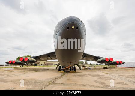 Die Boeing B-52 Stratofortress Show im Aviation Museum in Kansas ist ein altes Flugzeug der US Air Force Stockfoto
