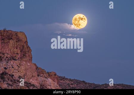 Der Mond, Der Aus Den Wolken Aufsteigt Stockfoto