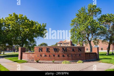 Kansas, SEP 17 2023 - sonnige Außenansicht des Zeichens der Newman University Stockfoto