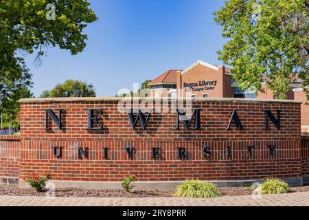 Kansas, SEP 17 2023 - sonnige Außenansicht des Zeichens der Newman University Stockfoto