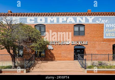 Kansas, SEP 16 2023 - sonniger Außenblick auf den Old Town Marketplace Stockfoto