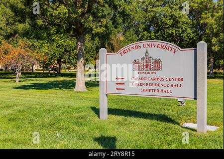 Kansas, SEP 17 2023 - Sonnenschein auf das Campus-Zeichen der Friends University Stockfoto