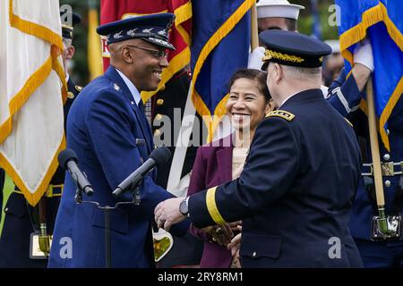 General der United States Air Force Charles Q. Brown, Jr., kommandierender Vorsitzender, Joint Chiefs of Staff, links, wird von seiner Frau Sharene Guilford Brown, Mitte, auf der Bühne als US-Armeegeneral Mark A. Milley, scheidender Vorsitzender der Joint Chiefs of Staff, rechts, beglückwünscht ihn während einer Zeremonie bei den Streitkräfte zu Ehren von General Mark A. Milley, 20. Vorsitzender der Gemeinsamen Stabschefs, und nimmt an einem Armeehagel zu Ehren von General Charles Q. Brown, Jr., dem 21. Vorsitzenden der Joint Chiefs of Staff in der Joint Base Myer-Henderson Hall, Arlington, Virginia, Teil Stockfoto