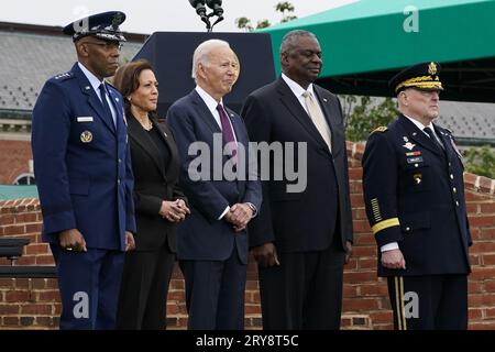 Von links nach rechts: General der United States Air Force Charles Q. Brown, Jr, neuer Vorsitzender, Joint Chiefs of Staff; US-Vizepräsident Kamala Harris; US-Präsident Joe Biden; US-Verteidigungsminister Lloyd J. Austin III; und US-Armeegeneral Mark A. Milley, scheidender Vorsitzender der Joint Chiefs of Staff, hört während einer Zeremonie bei der Abschiedsfeier der Streitkräfte zu Ehren von General Mark A. Milley, 20. Vorsitzender der Joint Chiefs of Staff, zu. und nimmt an einem Armeehagel zu Ehren von General Charles Q. Brown, Jr., dem 21. Vorsitzenden der Joint Chiefs of Staff der Joint Base Myer-Henderson Ha, Teil Stockfoto