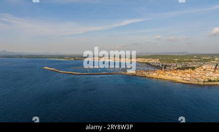 Blick aus der Vogelperspektive auf die Altstadt von Alghero auf Sardinien. Foto mit einer Drohne an einem sonnigen Tag. Panoramablick auf die Altstadt und den Hafen von Alghero, SAR Stockfoto