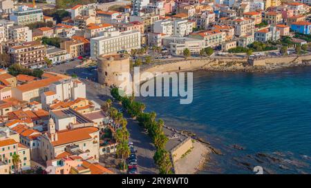 Blick aus der Vogelperspektive auf die Altstadt von Alghero auf Sardinien. Foto mit einer Drohne an einem sonnigen Tag. Panoramablick auf die Altstadt und den Hafen von Alghero, SAR Stockfoto