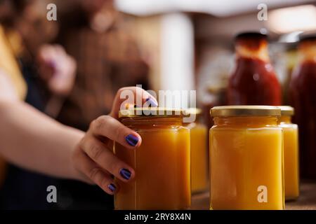 Nahaufnahme von Gläsern voller gesunder Honig in Zero Waste Shop. Umweltfreundliche Produkte, die aus ethisch gehaltenen Bienen in einem umweltfreundlichen Geschäft in der Nachbarschaft gewonnen werden Stockfoto