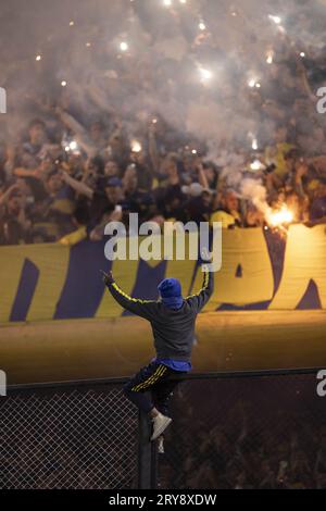 Buenos Aires, Argentinien. März 2023. BUENOS AIRES, ARGENTINIEN - SEPTEMBER 28: Die Fans der Boca Juniors feiern vor dem Spiel zwischen den Boca Juniors und Palmeiras im Halbfinale der CONMEBOL Libertadores im Alberto J. Armando Stadium (La Bombonera) am 28. September 2023 in Buenos Aires, Argentinien. (Foto: Marco Galvao/Pximages) Credit: PX Images/Alamy Live News Stockfoto