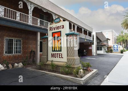 ANAHEIM, KALIFORNIEN - 20. SEPTEMBER 2023: Das Riviera Motel am Beach Boulevard, Highway 39. Stockfoto