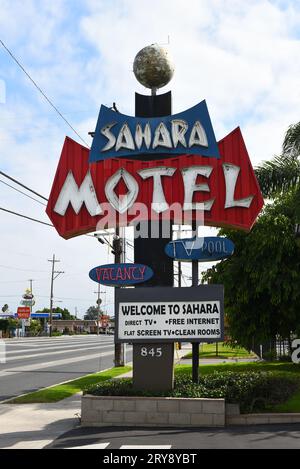 STANTON, KALIFORNIEN - 17. SEPTEMBER 2023: Das Sahara Motel am Beach Boulevard, Highway 39. Stockfoto