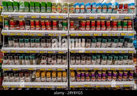 Italien - 29. Juli 2023: Kochen von Gewürzen verschiedener Art in Glasflaschen, die in Regalen zum Verkauf im italienischen Supermarkt ausgestellt sind Stockfoto