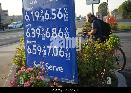 El Monte, USA. September 2023 29. Die Gaspreise werden am 28. September an einer Tankstelle in El Monte, Los Angeles County, Kalifornien, USA, angezeigt. 2023. im US-Bundesstaat Kalifornien steigen die Benzinpreise erneut in die Nähe von Rekordhöhen, was einen Aufruf der republikanischen Gesetzgeber zur Aussetzung der Gassteuer auslöst. Quelle: Zeng Hui/Xinhua/Alamy Live News Stockfoto