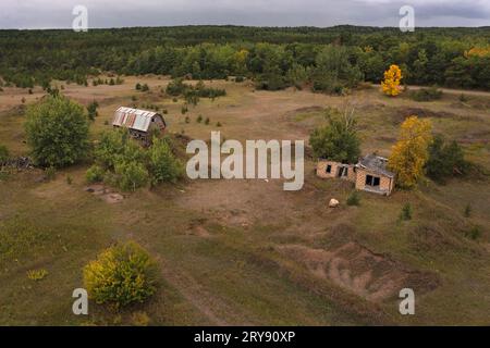 Alte verlassene Farmstead - Drohnenantenne Stockfoto