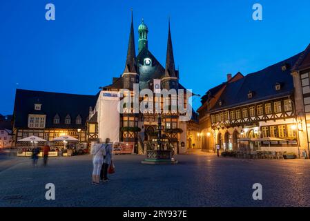 Historisches Rathaus, Stifterbrunnen, Fachwerkhäuser zur blauen Stunde, Wernigerode, Sachsen-Anhalt, Deutschland Stockfoto