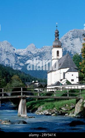 Ramsauer Ache mit St. Fabian und Sebastian Kirche, Berchtesgadener Land, Bayern, Deutschland Stockfoto