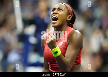 Tennisspielerin Coco Gauff USA feiert bei den US Open 2023, Arthur Ashe Stadium, USTA Billie Jean King National Tennis Center, Flushing Meadows Stockfoto